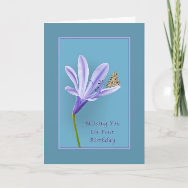 Tarjeta Cumpleaños, te falta, flor y mariposa (Anverso)