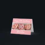Tarjeta Cupakes Happy 90th Birthday Card<br><div class="desc">Los quequitos más dulces para ese especial cumpleaños 90. Tres deliciosos pastelitos coronados con batidos de nata rosada y flores de rosa, coronados por un purpurina plateado número 90. Una dulce y apasionante tarjeta de cumpleaños que seguramente traerá alegría y felicidad, con estos hermosos pastelitos. Levanta un quequito y celebra...</div>