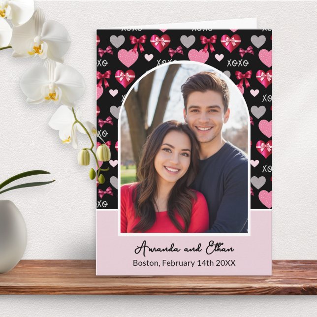 Tarjeta Custom Arch Photo Bows and Hearts Valentine's Day (A modern Valentine's Day card with photo in an arch shape, personalized text, and hearts and bows)