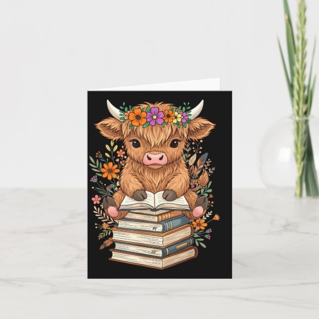 Tarjeta Cute Baby Highland Cow Reading Book Librarian Book (Anverso)