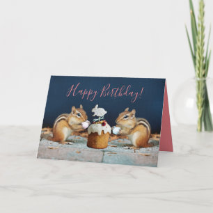 Tarjeta Cute Chipmunks Compartiendo pastel de cumpleaños y