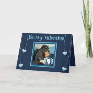 Tarjeta Cute San Valentín con Basset Hound y corazones en 