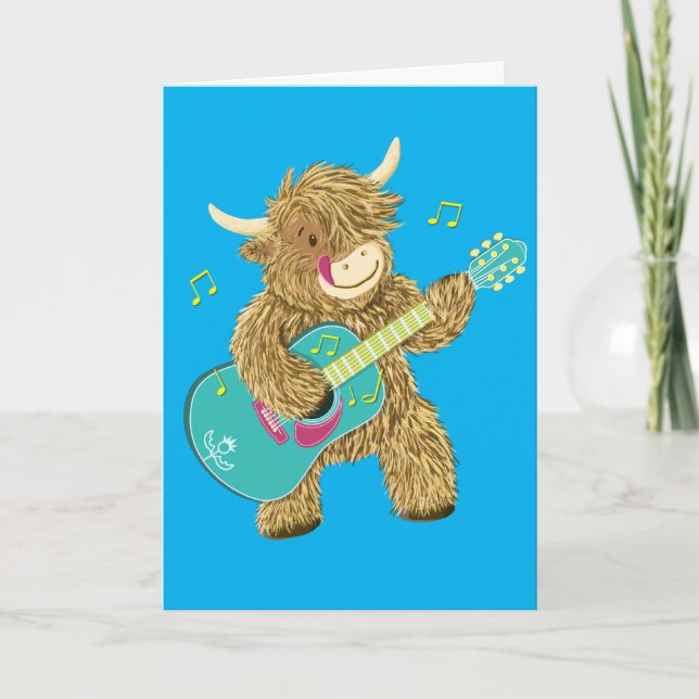 Tarjeta Cute Scottish Highland Cow toca guitarra media (Anverso)