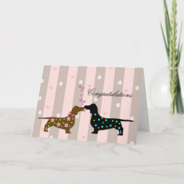 Tarjeta Dachshunds cariñosos que casan enhorabuena