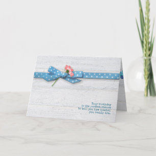 Tarjeta daisy en la cinta del punto polka para un amigo