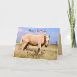 Tarjeta Daughter Birday Palomino Horse Card<br><div class="desc">Un hermoso caballo de palomino se alza en un pastizal barrido por el viento.  Otra vista del caballo está en la parte trasera de la tarjeta.</div>