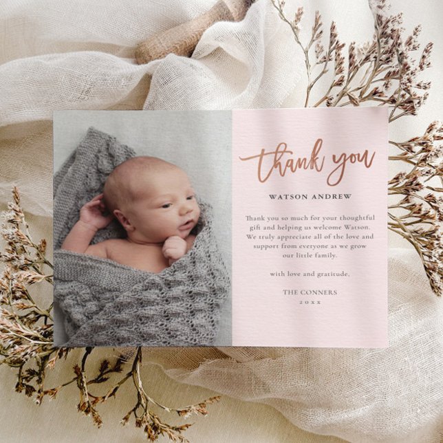 Tarjeta de agradecimiento a bebé con guión de pres (Modern rose gold script calligraphy baby photo thank you card.)