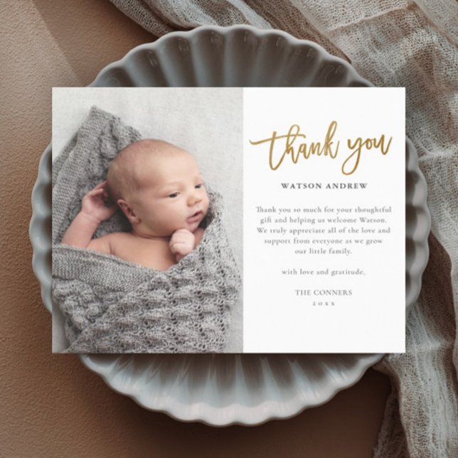 Tarjeta de agradecimiento a bebé con guión de pres (Modern gold script budget baby photo thank you cards.)