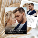 Tarjeta de agradecimiento a Boda de script elegant<br><div class="desc">Boda de fotos Budget Modern Elegant Script 2 Gracias tarjeta delgada asequible de bajo presupuesto. Boda elegante plantilla de agradecimiento con una foto vertical completa en el frente con el texto superpuesto "Gracias" en una caligrafía con letras a mano o letra de guión de tipografía en blanco en la imagen....</div>
