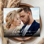 Tarjeta de agradecimiento a Boda de script elegant<br><div class="desc">Boda de fotos Budget Modern Elegant Script 2 Gracias tarjeta delgada asequible de bajo presupuesto. Boda elegante plantilla de agradecimiento con una foto vertical completa en el frente con el texto superpuesto "Gracias" en una caligrafía con letras a mano o letra de guión de tipografía en blanco en la imagen....</div>