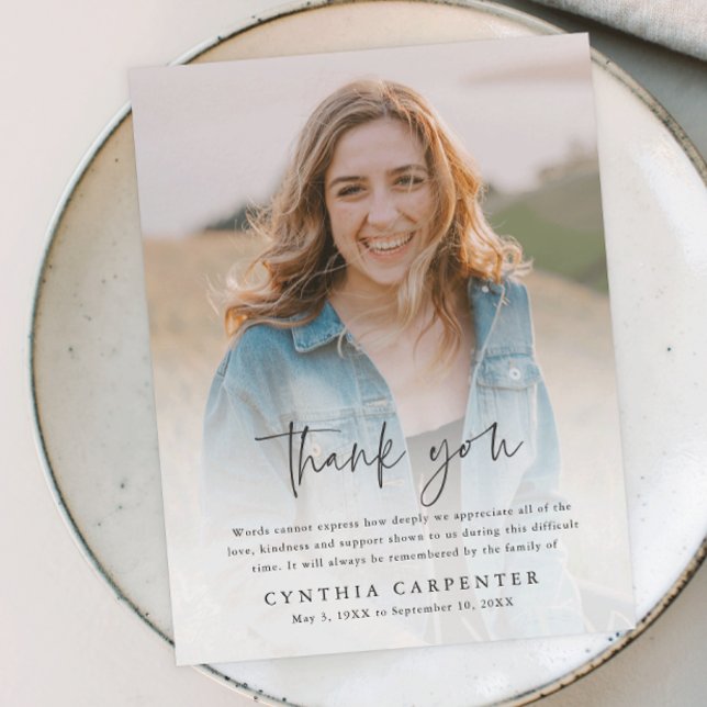 Tarjeta de agradecimiento a la conmemoración del f (Modern script simple budget photo memorial thank you card.)