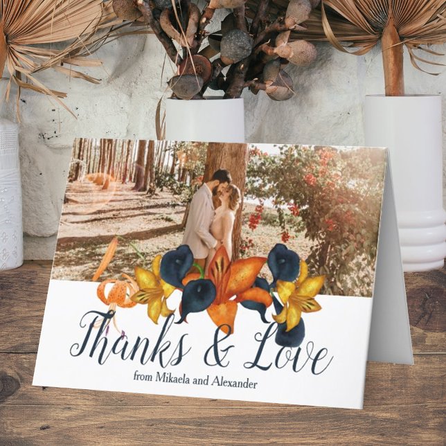 Tarjeta de agradecimiento a la Naranja azul de la  (Fall orange gold navy blue tiger lilies calla lilies wedding thank you card elegant script )