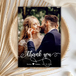 Tarjeta de agradecimiento a los Bodas fletados a m<br><div class="desc">Tarjeta De Agradecimiento A Los Bodas De Mano Moderna. Modern Stylish boda gracias a la plantilla de postcard que incluye una foto vertical completa en el frente con el texto "Gracias" en una letra de guion tipográfico con letras a mano rápida en blanco en la imagen. tarjeta de 2 caras...</div>