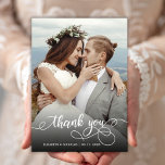 Tarjeta de agradecimiento a los Bodas modernos de<br><div class="desc">Boda De Guión Moderno De Moda Boho - Tarjeta De Gracias. Elegante plantilla de boda de agradecimiento con una foto vertical completa en el frente con el texto "Gracias" en una tipografía con letras brillantes a mano con tipografía de escritura swash tail font en blanco sobre la imagen. tarjeta de...</div>