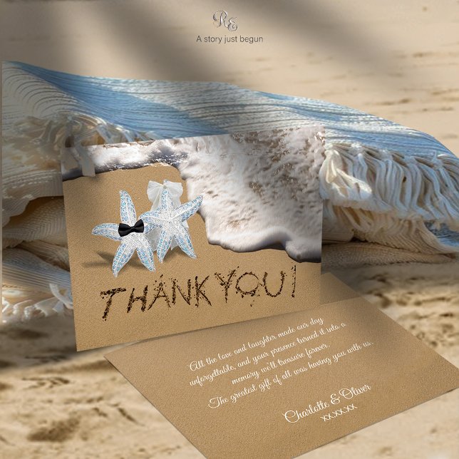 Tarjeta de agradecimiento a Starfish Beach Wedding (Starfish bride & groom thank you card with carved sand typography, perfect for beach weddings.)