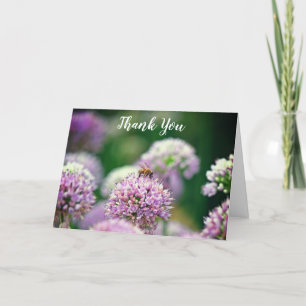 Tarjeta De Agradecimiento Abeja feliz con la flor violeta de Allium