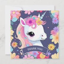 Adorable bebé unicornio blanco con flores
