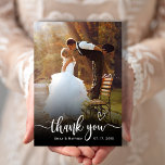 Tarjeta de agradecimiento al Boda de fotografía 2<br><div class="desc">Moderna Y Elegante Tipografía Cardíaca Boda 2 Foto Tarjeta De Agradecimiento. Estiloso boda Minimalista de agradecimiento plantilla que incluye una foto vertical completa en el frente con el texto "Gracias" en una caligrafía con letras a mano swash guión de cola superpuesta con motivos de corazón de amor en blanco en...</div>