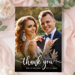 Tarjeta de agradecimiento al Boda de fotografía 2<br><div class="desc">Tarjeta De Agradecimiento De Foto De Modern Typography Boda 2. Elegante boda elegante Minimalista de agradecimiento plantilla que incluye una foto vertical completa en el frente con el texto "Gracias" en una caligrafía con letras a mano cruz guión crudo tipo de letra superpuesta en blanco en la imagen. Al fondo...</div>