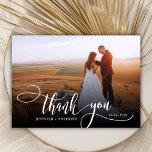 Tarjeta de agradecimiento al Boda de fotografías d<br><div class="desc">Elegante Moda Moderna Boho Calligraphy Script Boda 2 Foto Tarjeta de agradecimiento. Elegante plantilla de boda de agradecimiento que incluye una foto vertical completa en el frente con el texto "Gracias" en un caprichoso guion tipográfico con letras rápidas a mano que cambia el tamaño del guión de la cola de...</div>