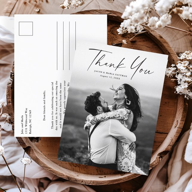 Tarjeta de agradecimiento al Boda de fotos de scri (Modern script wedding photo thank you postcard.)