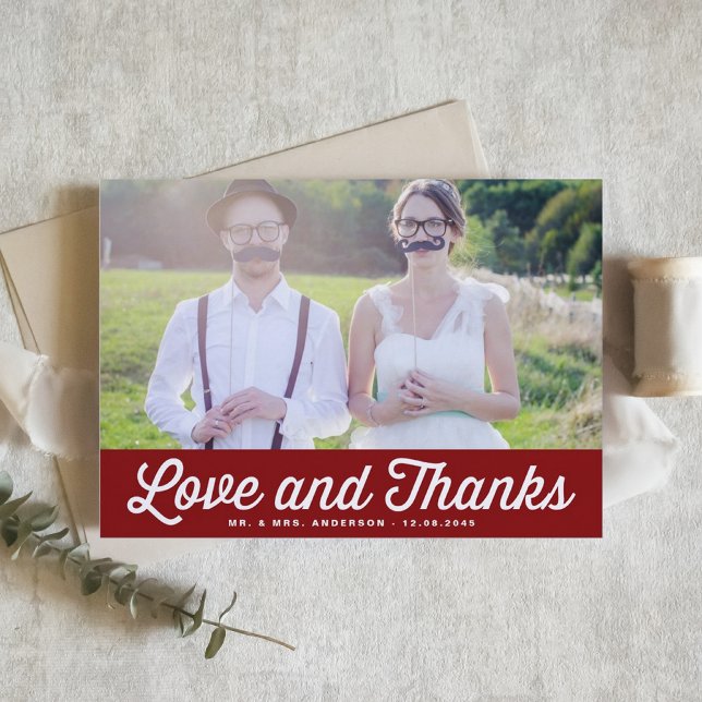 Tarjeta De Agradecimiento Amor rojo y gracias Boda de fotos retro (Love and Thanks Retro Script Photo Wedding Thank You Card | Customizable Red Thank You Card)