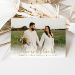 Tarjeta De Agradecimiento Amor y gracias Boda con guión dorado<br><div class="desc">Elegante "amor y agradecimiento" boda tarjeta de agradecimiento en formato plegado presenta un retrato boda en el frente con un diseño de sobreimpresión de texto dorado. Personalice el monograma del personalizado y le agradecemos el mensaje que aparece en el interior.</div>