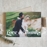 Tarjeta De Agradecimiento Amor y gracias Boda de fotos con guión retro<br><div class="desc">Gracias a sus invitados con estilo con nuestra tarjeta de agradecimiento de boda de fotos de personalizable, que incluye la frase "Amor y Gracias" en un encantador guión retro. Esta tarjeta de agradecimiento fotográfico combina maravillosamente el sentimiento personal con un toque de encanto vintage. Muestra tu foto boda favorita, permitiéndote...</div>