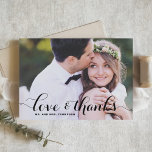 Tarjeta De Agradecimiento Amor y gracias | Boda fotográfico de caligrafía ne<br><div class="desc">Envíe gracias a la familia y amigos con esta tarjeta de agradecimiento de la foto de personalizable. Cuenta con un moderno superpuesto de fotos de tipografía. Personalice agregando su foto y detalles. Esta tarjeta de agradecimiento es perfecta para bodas,  graduaciones,  cumpleaños y otros eventos.</div>