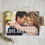 Tarjeta De Agradecimiento Amor y gracias | Boda fotográfico de tipografía mo<br><div class="desc">Envíe gracias a la familia y amigos con esta tarjeta de agradecimiento de la foto de personalizable. Presenta una tipografía moderna y un patrón de vegetación editable. Personalice agregando su foto y detalles. Esta tarjeta de agradecimiento es perfecta para bodas,  graduaciones,  cumpleaños y otros eventos.</div>