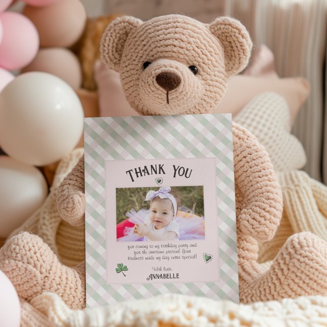 Tarjeta De Agradecimiento Aniversario de los niños irlandeses rosas y verdes (Girly Pink baby St. Patty's Thank You card. Cute pink, green & white gingham. Custom Photo & Text.)