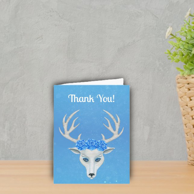 Tarjeta De Agradecimiento Antlers Rosas de la cabeza de ciervo blanco mágico (Magical white deer head with blue eyes, roses and antlers on light blue Thank You card.)