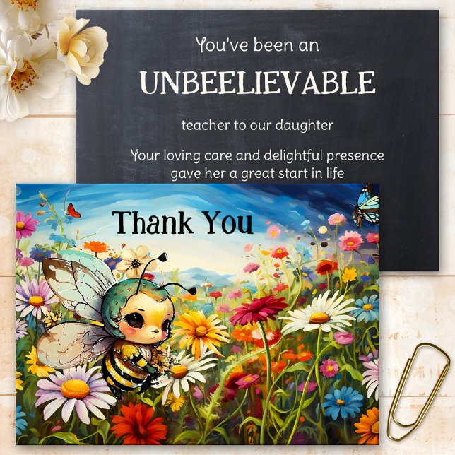 Tarjeta De Agradecimiento Apreciación del profesor de Cute Bee Wildflowers (A lovely colorful card showing a cute bee in a wildflower field. On the back is a chalkboard image)