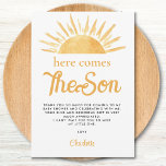 Tarjeta De Agradecimiento Aquí Viene El Hijo Baby Shower Gracias<br><div class="desc">Esta tarjeta de agradecimiento de este niño con temática solar incluye el texto "Here Comes The Son" (Aquí viene el hijo) en una tipografía elegante con un sol acuarela amarillo. Personalizable fácil. La parte trasera está decorada con un patrón solar. Acuarela original © Michele Davies.</div>
