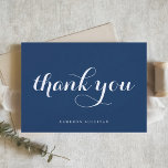 Tarjeta De Agradecimiento Azul de la Marina de caligrafía moderna en negrita<br><div class="desc">Envíe gracias con esta tarjeta de agradecimiento de personalizable. Presenta caligrafía moderna y tipografía simple sobre un fondo azul marino. Personalice agregando su nombre u otros detalles. Esta tarjeta de agradecimiento por caligrafía es perfecta para empresas,  bodas,  duchas de novias,  duchas para bebés,  graduaciones y mucho más.</div>