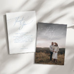 Tarjeta De Agradecimiento Baby Shower de foto vertical azul y turbio simple<br><div class="desc">Presentamos nuestra simple tarjeta de agradecimiento de foto vertical azul polvoriento azul, perfecta para su simple y moderna primavera de boho o celebración de invierno! Esta tarjeta tiene un ambiente de moda boho con caligrafía elegante y un minimalista diseño blanco sobre azul, lo que la hace ideal para los niños....</div>