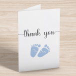 Tarjeta De Agradecimiento Baby Shower Simple Blue Feet Boy<br><div class="desc">Simple y lindo bebé ducha tarjeta de agradecimiento con "gracias" en un guión elegante con toques y una acuarela azul de pies de bebé. En el interior, puede personalizar fácilmente su mensaje de agradecimiento (o dejar en blanco para una nota manuscrita) y agregar sus nombres en un guión parecido a...</div>