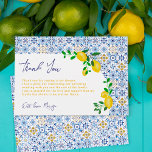 Tarjeta De Agradecimiento Baldosas azules italianas acuarela limón ducha de<br><div class="desc">Nuestro diseño de azulejos azules de inspiración italiana-mediterránea, emparejado con alegres limones de color verde amarillo pintado a mano, crea una fresca y moderna ducha nupcial, ¡gracias tarjeta que seguro impresionará! Presenta una forma de arco moderna y un guión de broche elegante. Impresiona a tus huéspedes con este diseño de...</div>