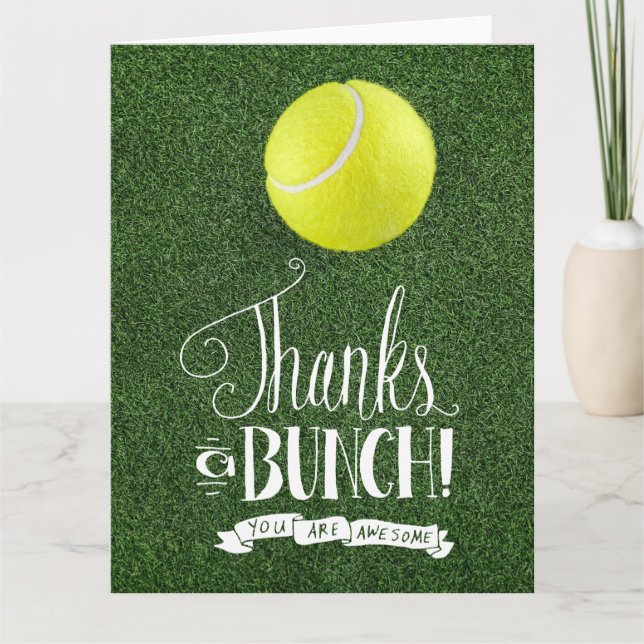 Tarjeta De Agradecimiento Balón de tenis sobre césped verde (Anverso)