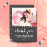Tarjeta De Agradecimiento Bandera de Bunting de Cute Fun Kid BIrthday Foto<br><div class="desc">Cute banner foto de cumpleaños de la bandera de agradecimiento para tu fiesta de cumpleaños de chica o niño. ¡Gracias a tu invitado por venir a la fiesta de cumpleaños de tu hijo! El diseño tiene coloridas banderas de cumpleaños con colores verdes, azules y rojos en un fondo gris oscuro...</div>