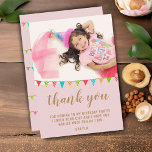 Tarjeta De Agradecimiento Bandera de Bunting de Cute Fun Kid BIrthday Foto<br><div class="desc">Cute banner foto de cumpleaños de la bandera de agradecimiento para tu fiesta de cumpleaños de chica o niño. ¡Gracias a tu invitado por venir a la fiesta de cumpleaños de tu hijo! El diseño tiene coloridas banderas de fiesta de cumpleaños con colores verdes, azules y rojos en un fondo...</div>