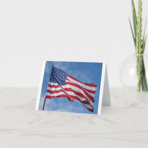Tarjeta De Agradecimiento Bandera estadounidense ondeando contra un cielo az