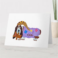 Basset Hound en pijama con oso de peluche