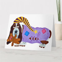 Basset Hound en pijamas con oso de peluche