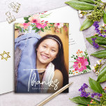 Tarjeta De Agradecimiento Bat Mitzvah Floral Watercolor Script Personalizado<br><div class="desc">¡Asegúrate de que tu favorito Bat Mitzvah muestre su aprecio a todos los que apoyaron su evento! ¡Envíe esta sofisticada tarjeta de agradecimiento personalizada! Una acuarela floral de moda, impresionante, rosa y melocotón, con tipografía de escritura blanca y sans serif modernos, superponen la foto de su elección. Flores acuáticas adicionales...</div>