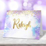 Tarjeta De Agradecimiento Bat Mitzvah Gold Script Purple Custom Name Raleigh<br><div class="desc">¡Asegúrate de que tu favorito Bat Mitzvah muestre su aprecio a todos los que apoyaron su evento! Envíe esta nota de agradecimiento impresionante, moderna y personalizada. El Relieve metalizado dorado espumoso manuscrito y los pequeños puntos purpurinas superponen un fondo de color morado claro. ¡Garantizado para darle un toque de diseño...</div>