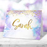 Tarjeta De Agradecimiento Bat Mitzvah Gold Script Purple Watercolor Sarah<br><div class="desc">¡Asegúrate de que tu favorito Bat Mitzvah muestre su aprecio a todos los que apoyaron su evento! Envíe esta nota de agradecimiento impresionante, moderna y personalizada. El Relieve metalizado dorado espumoso manuscrito y los pequeños puntos purpurinas superponen un fondo de color morado claro. Agregue una nota personalizada en el interior,...</div>