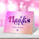 Tarjeta De Agradecimiento Bat Mitzvah Negrita Retro Boho Pink Naranja Gradie<br><div class="desc">¡Asegúrate de que tu favorito Bat Mitzvah muestre su aprecio a todos los que apoyaron su evento! Envíe esta divertida, boho retro, tarjeta de agradecimiento personalizada. Tipografía divertida, moderna, audaz, rosa oscuro y rosa oscuro con la tipografía moderna sans serif sobre un fondo de naranja de luz pop y rayas...</div>