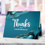 Tarjeta De Agradecimiento Bat Mitzvah Oro Turquesa Ónice Ombre Escritura Neg<br><div class="desc">Asegúrate de que tu Bat Mitzvah favorito muestre su agradecimiento a todos los que apoyaron su evento trascendental. Envía esta tarjeta de agradecimiento personalizada, moderna y única. La escritura a mano blanca y la tipografía sans serif en negrita se superponen a un fondo ombre azul turquesa profundo con ágata azul...</div>