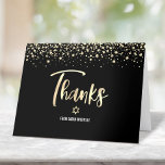 Tarjeta De Agradecimiento Bat Mitzvah Purpurina de oro negro Relieve metaliz<br><div class="desc">¡Asegúrate de que tu favorito Bat Mitzvah muestre su aprecio a todos los que apoyaron su evento! Envíe esta impresionante, moderna, personalizada tarjeta de agradecimiento. La espumosa escritura de caligrafía de Relieve metalizado falsa de oro, Estrella de David, y pequeños puntos purpurinas de confeti, junto con la tipografía serif de...</div>